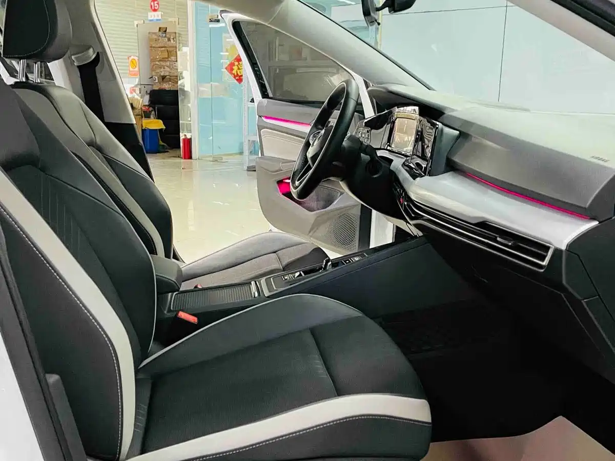 Volkswagen Golf 2024 2023 200TSI DSG Pro