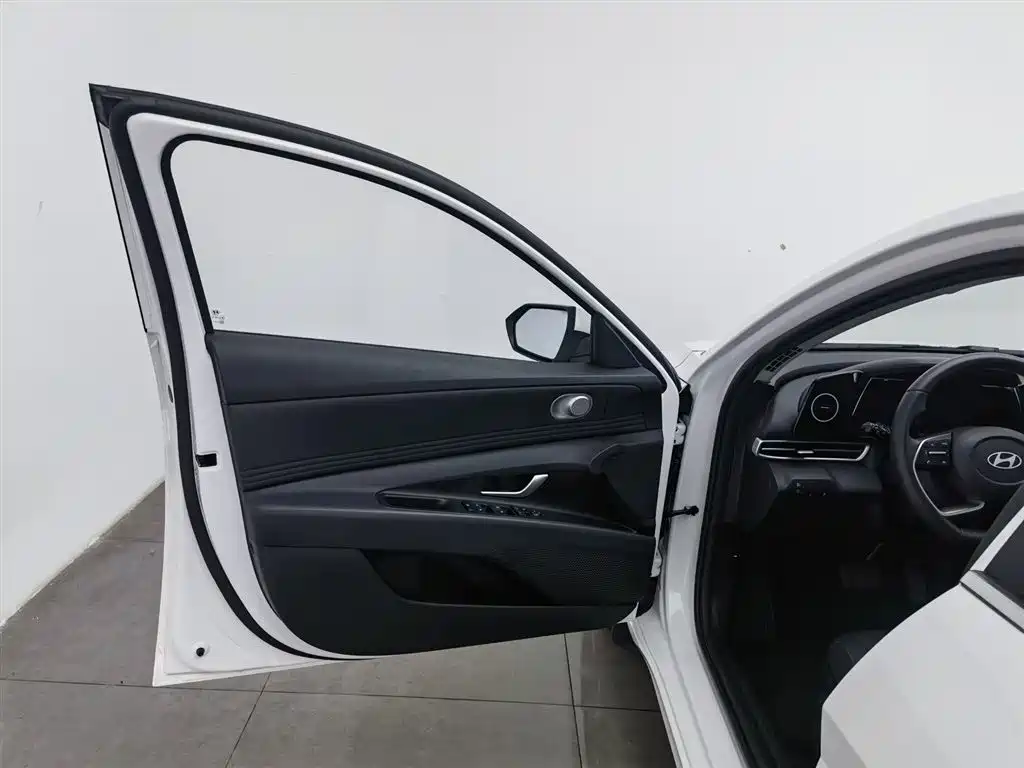 Hyundai Elantra 2023 1.5L CVT GLX Elite Edition фото 8