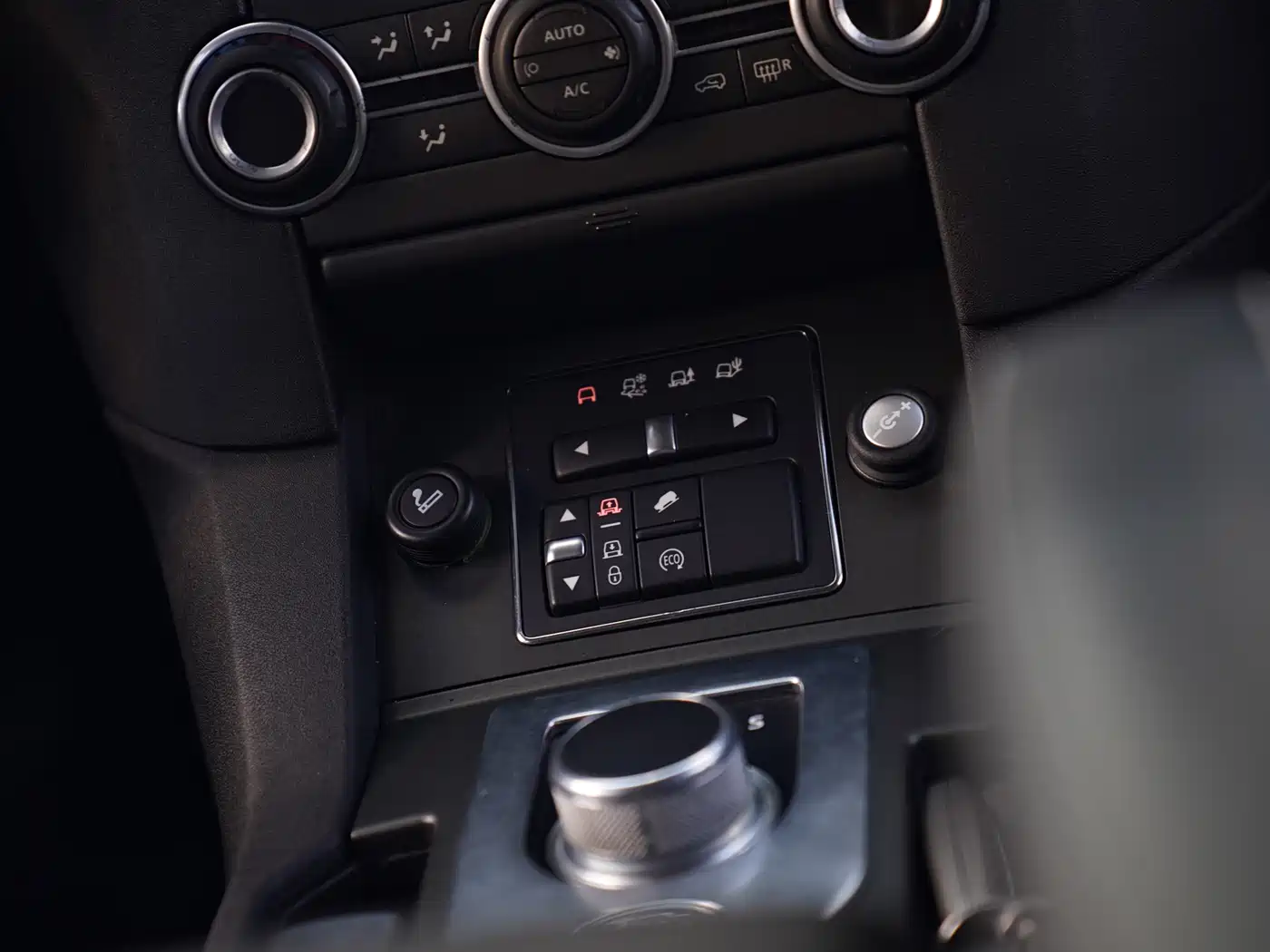 Land Rover Discovery 2015 3.0 SC V6 SE фото 9