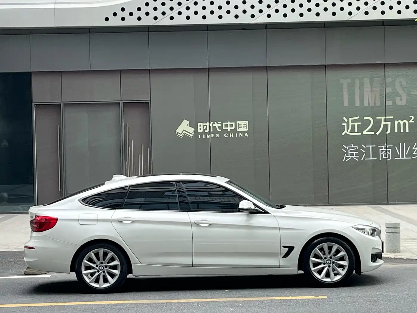 BMW 3 Series GT 2019 320i Fashion Model фото 10