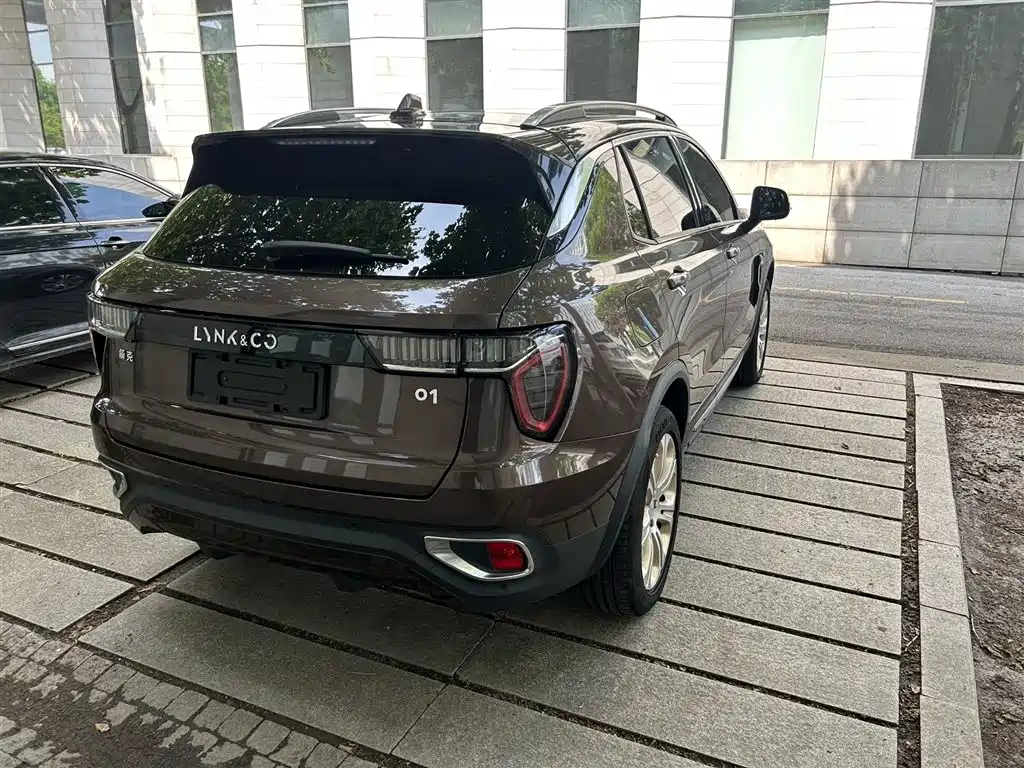 Lynk & Co 01 2018 2.0T 2WD Type+ Edition фото 3