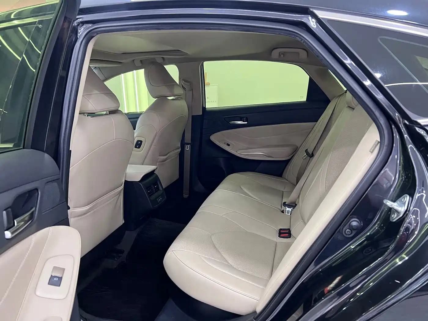 Toyota Avalon 2023 Hybrid 2.5L Luxury Edition фото 10