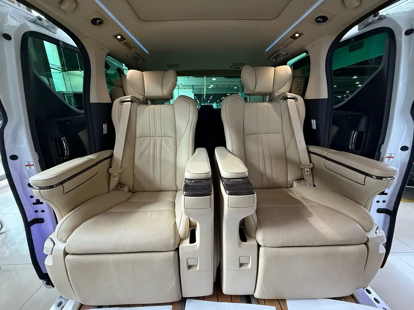 Toyota Alphard 2021 Hybrid 2.5L Premium фото 18