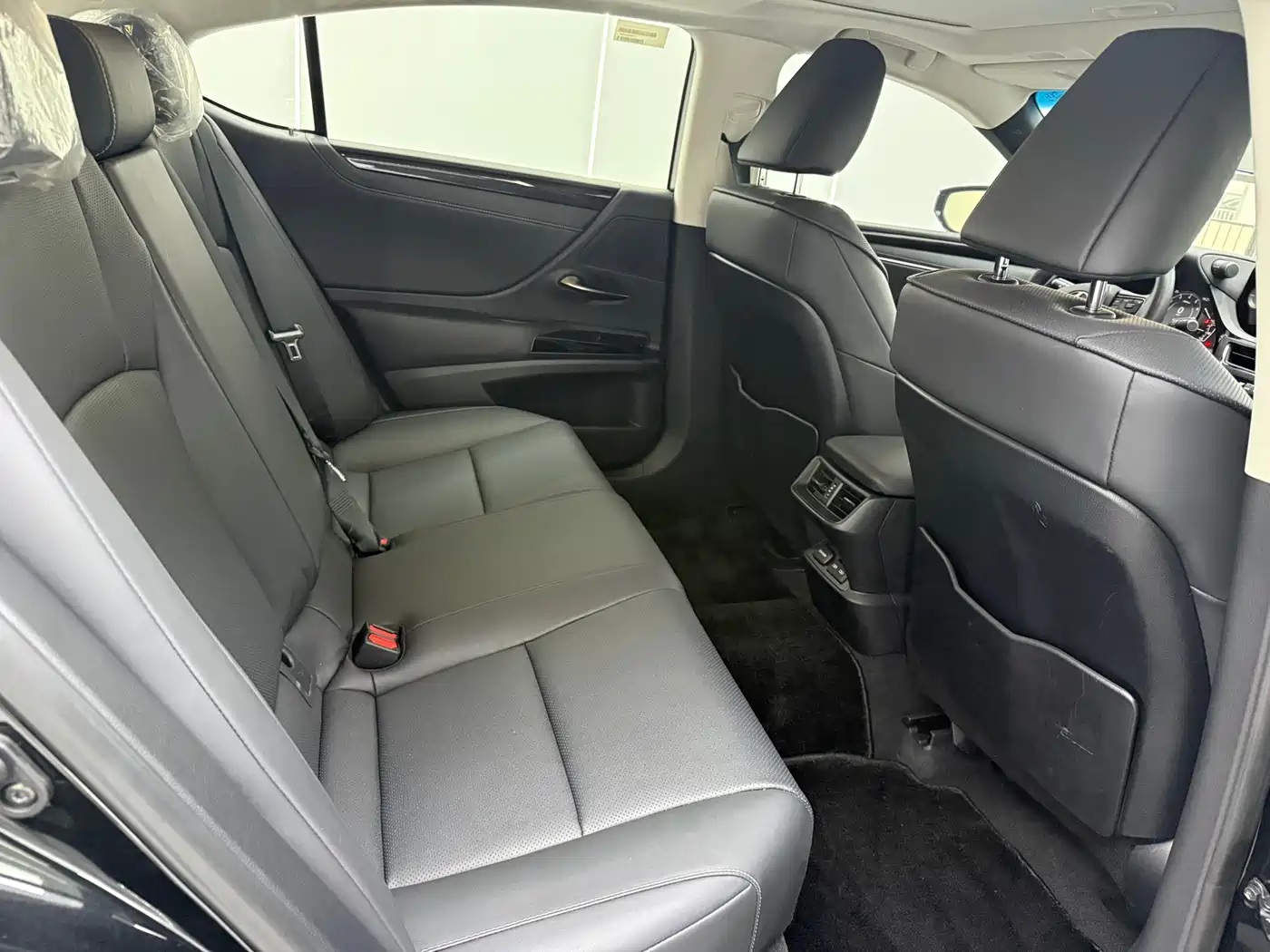 Lexus ES 2022 200 Excellence Edition фото 10