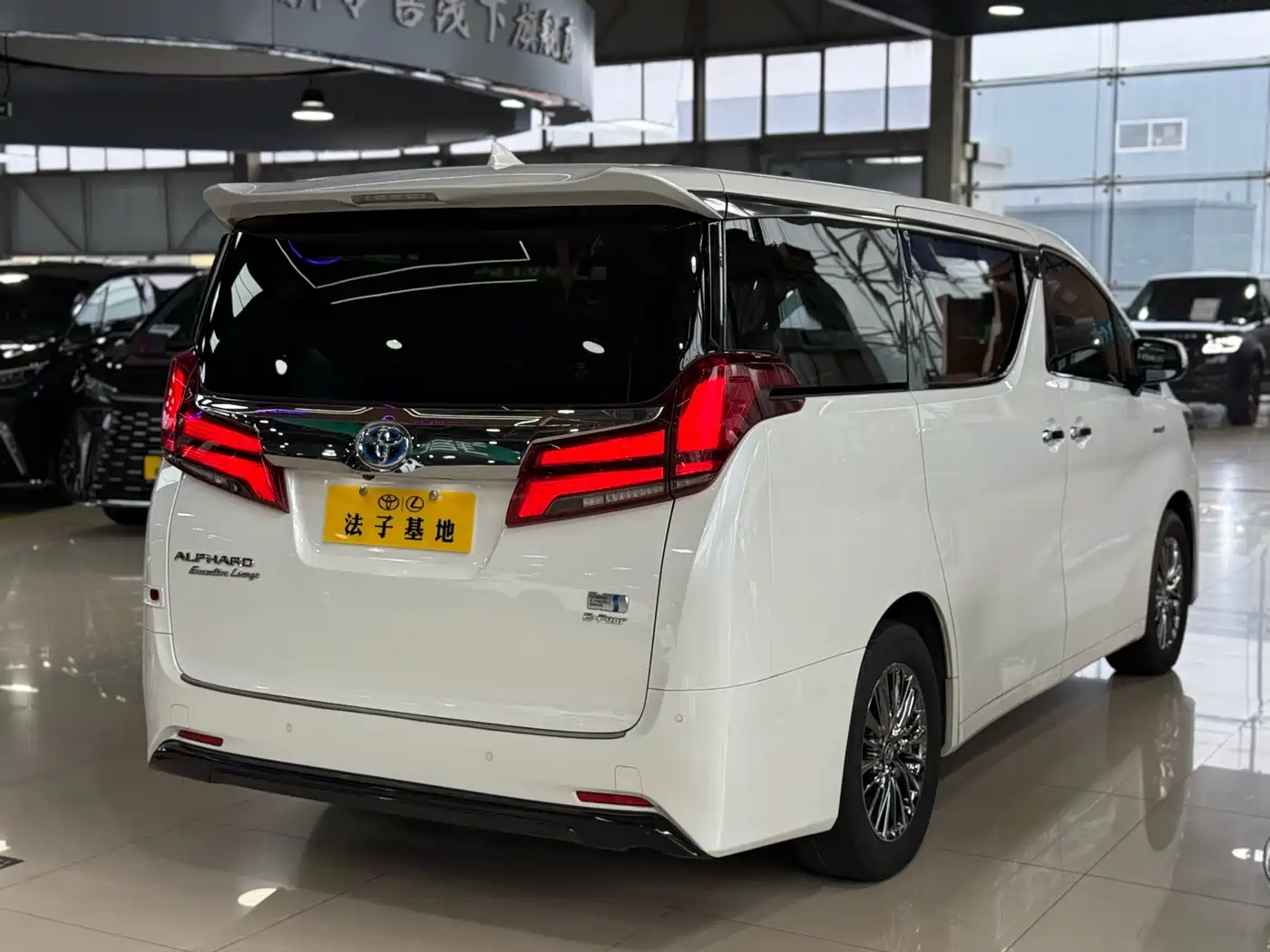 Toyota Alphard 2021 Hybrid 2.5L Premium фото 23