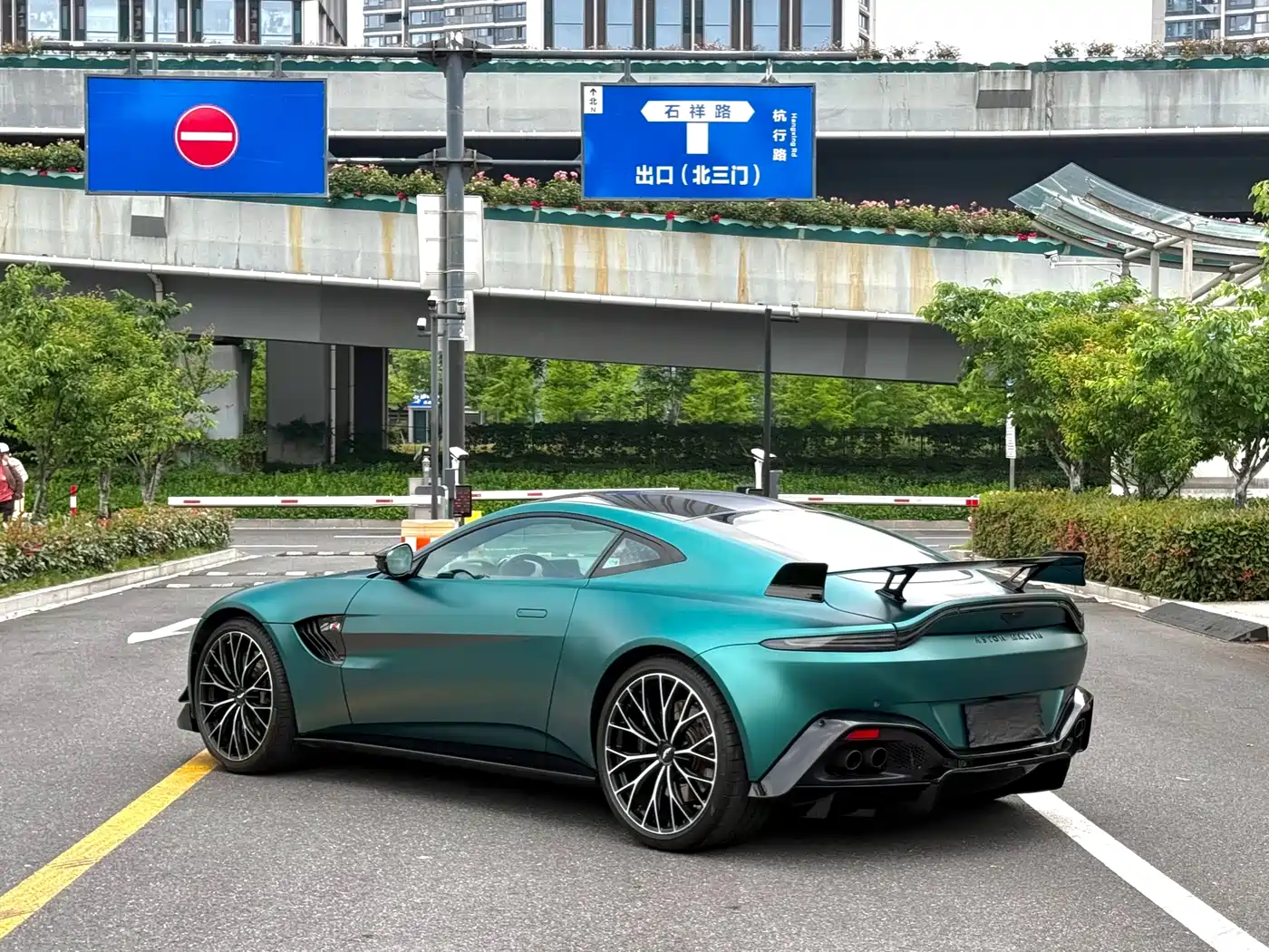 Aston Martin V8 Vantage 2022 4.0T V8 F1 Edition Coupe фото 9