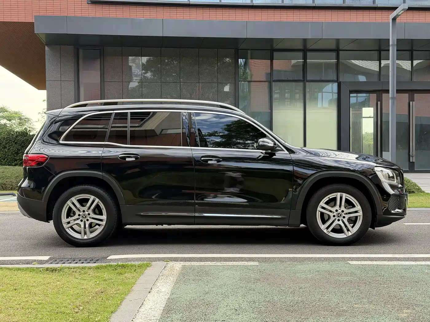 MERCEDES-BENZ GLB