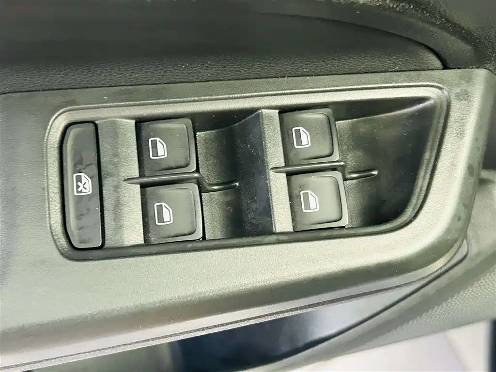 Volkswagen Lavida 2017 1.6L Automatic Comfort Edition фото 18