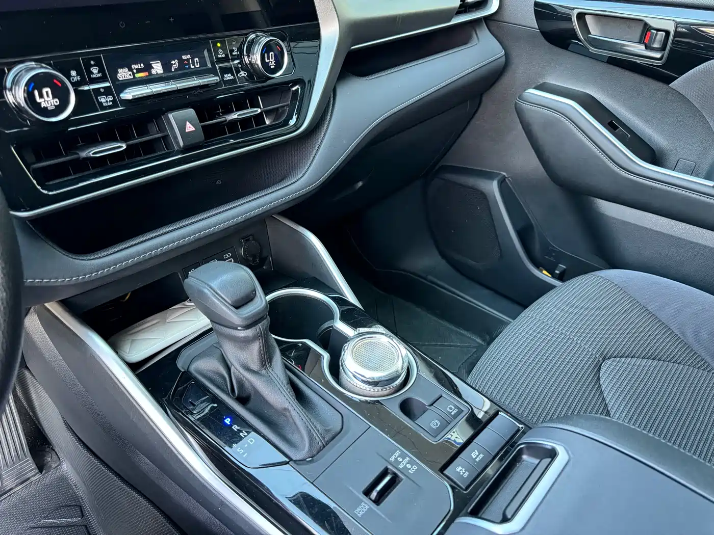 Toyota Highlander 2024 2.5L Smart Hybrid 2WD Elite 5-seater фото 8