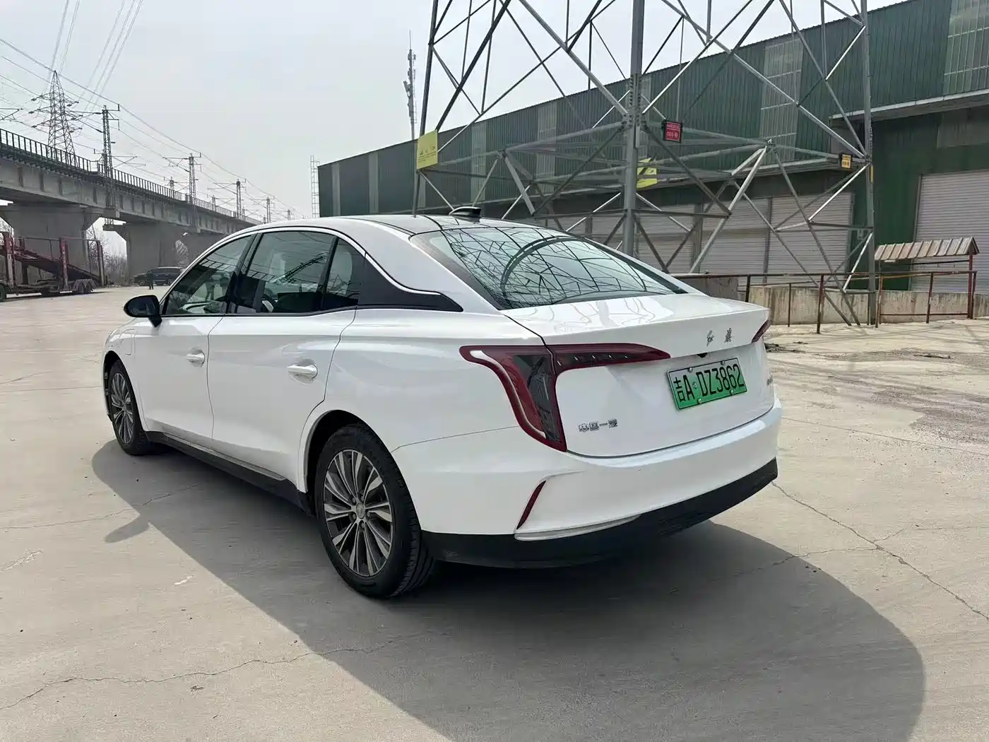 Hongqi HONGQI E QM5