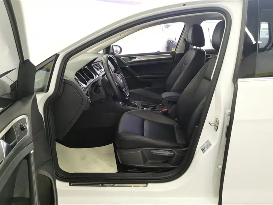 Volkswagen Golf 2020 200TSI DSG Comfort Progressive Edition фото 9