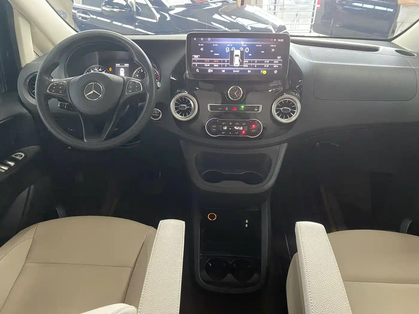 Photo 9 - Mercedes-Benz Vito
