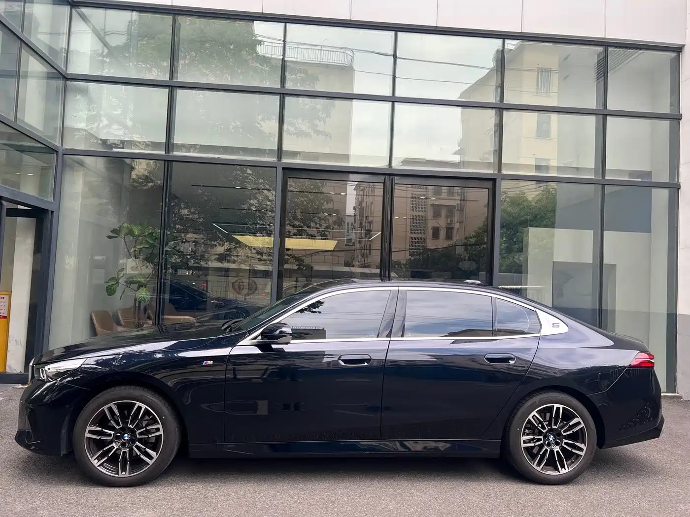 BMW 5 Series 2025 525Li M Sport Package фото 4