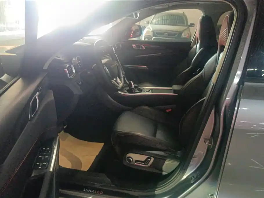Lynk & Co 01 2019 2.0T 2WD Pro Edition China V фото 9