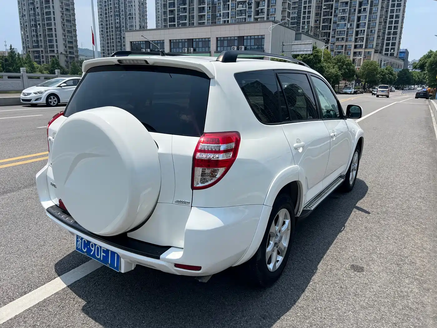 Toyota RAV4 Rongfang 2010 2.4L Automatic Luxury Upgrade Edition фото 3