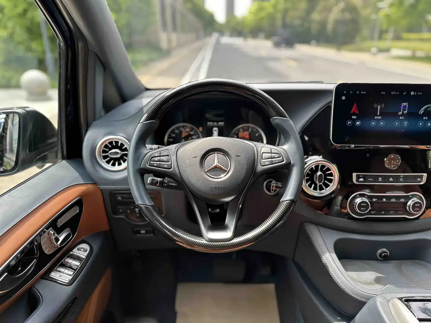 Mercedes-Benz Vito 2023 2.0T Business 7-Seater фото 16