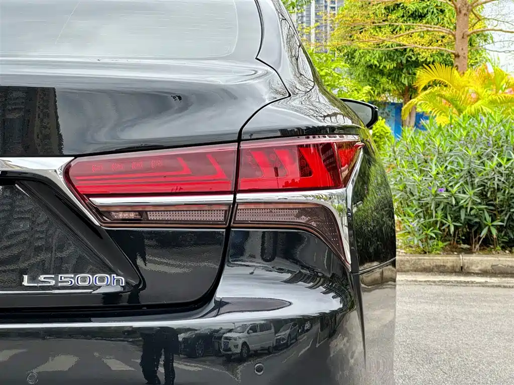 Lexus LS 2018 500h Executive Edition China VI фото 35