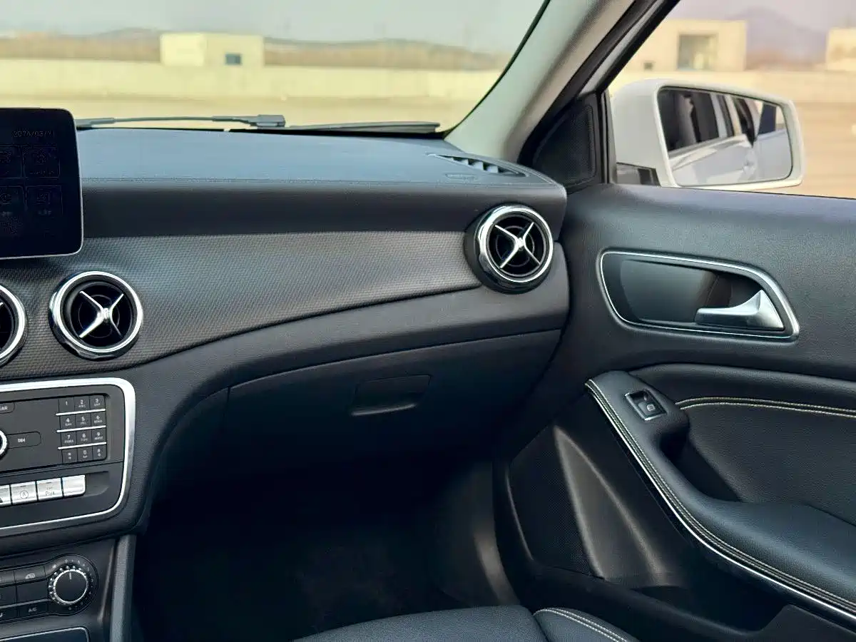 Mercedes-Benz GLA 2018 GLA 200 Fashion фото 37