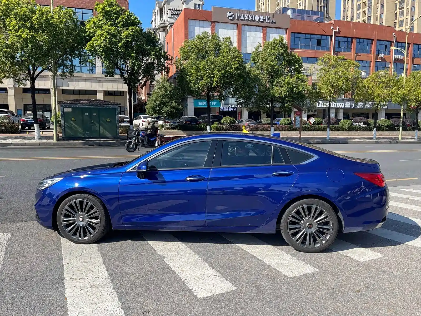 Фото 8 - Hongqi H5