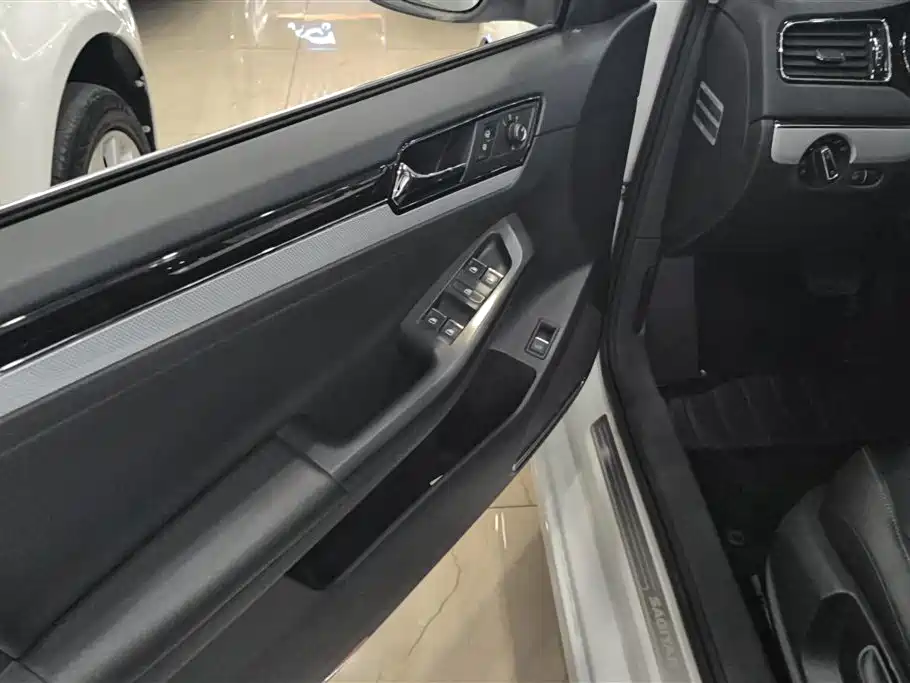 Volkswagen Sagitar 2015 230TSI Automatic Comfort фото 7