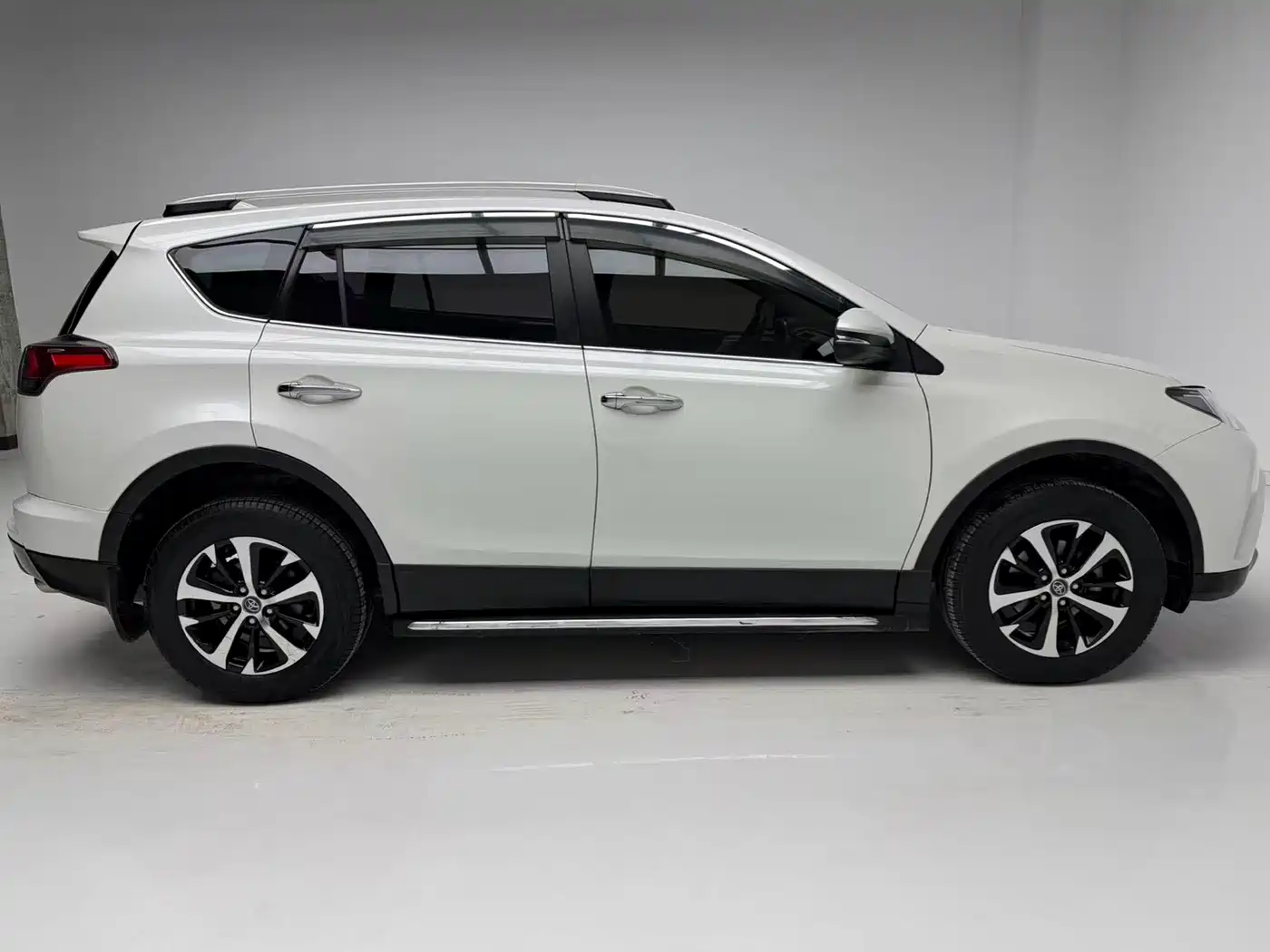 Toyota RAV4 Rongfang 2016 2.0L CVT 2WD Trend (China V) фото 7