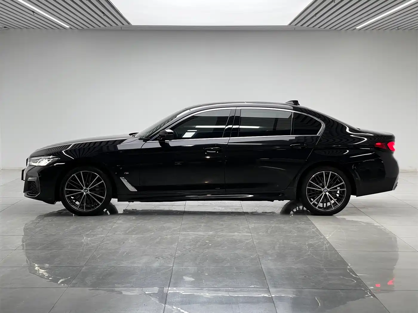BMW 5 Series 2023 530Li Leading M Sport Package фото 7