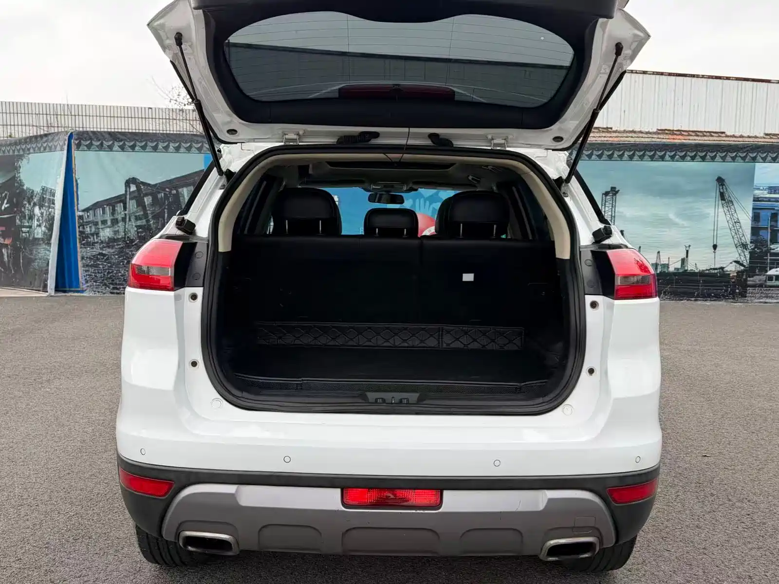 Фото 8 - Geely Atlas