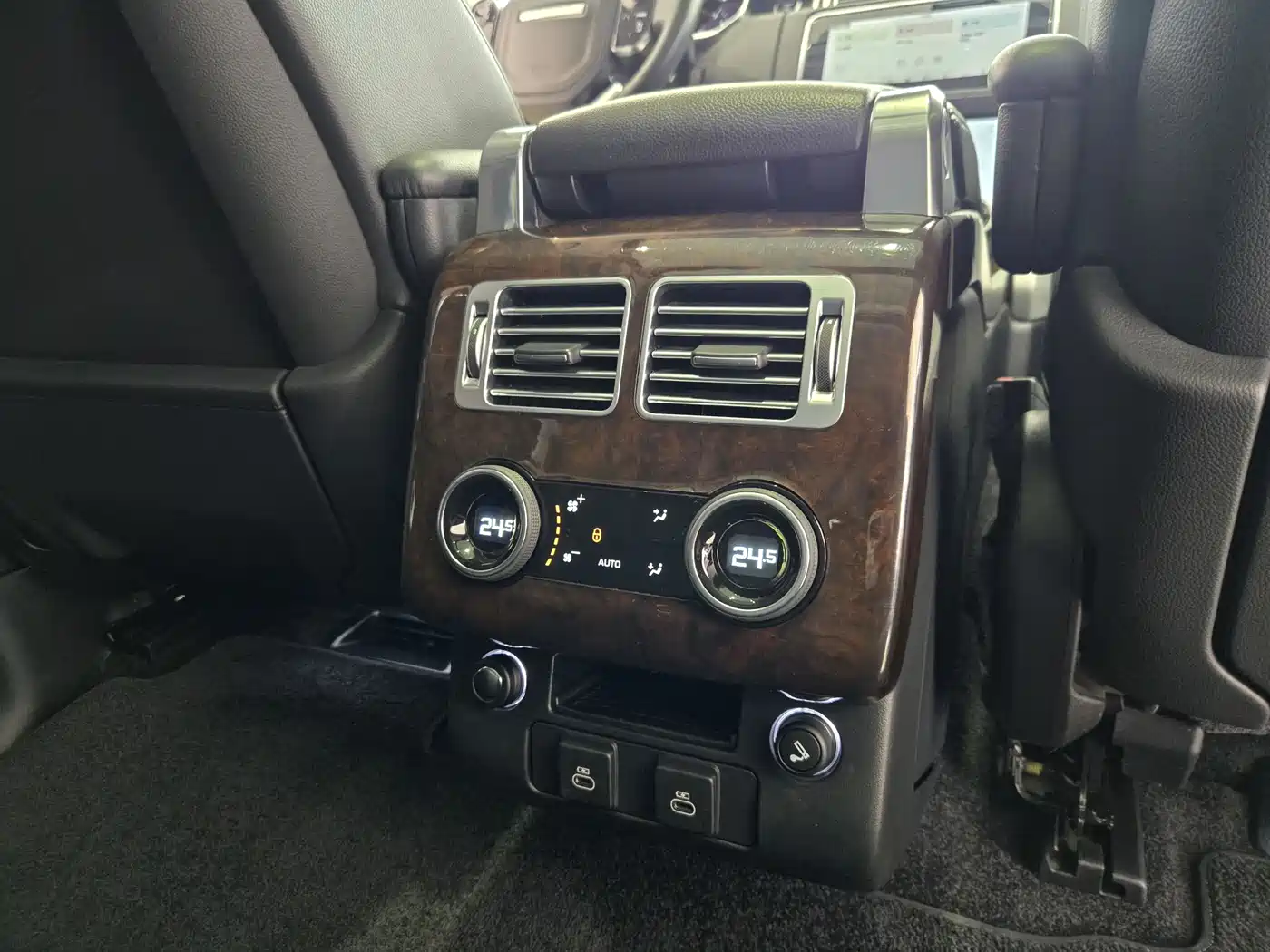 Land Rover Range Rover 2022 3.0 L6 360PS Golden Age Edition фото 25