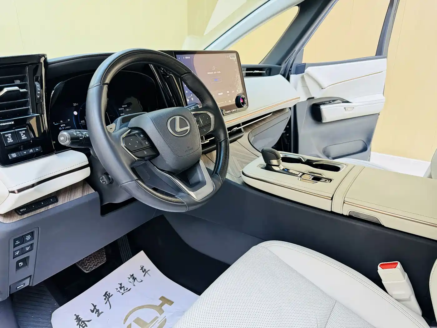 Lexus LM 2025 Model 500h Six-Seater Prestige Edition фото 4