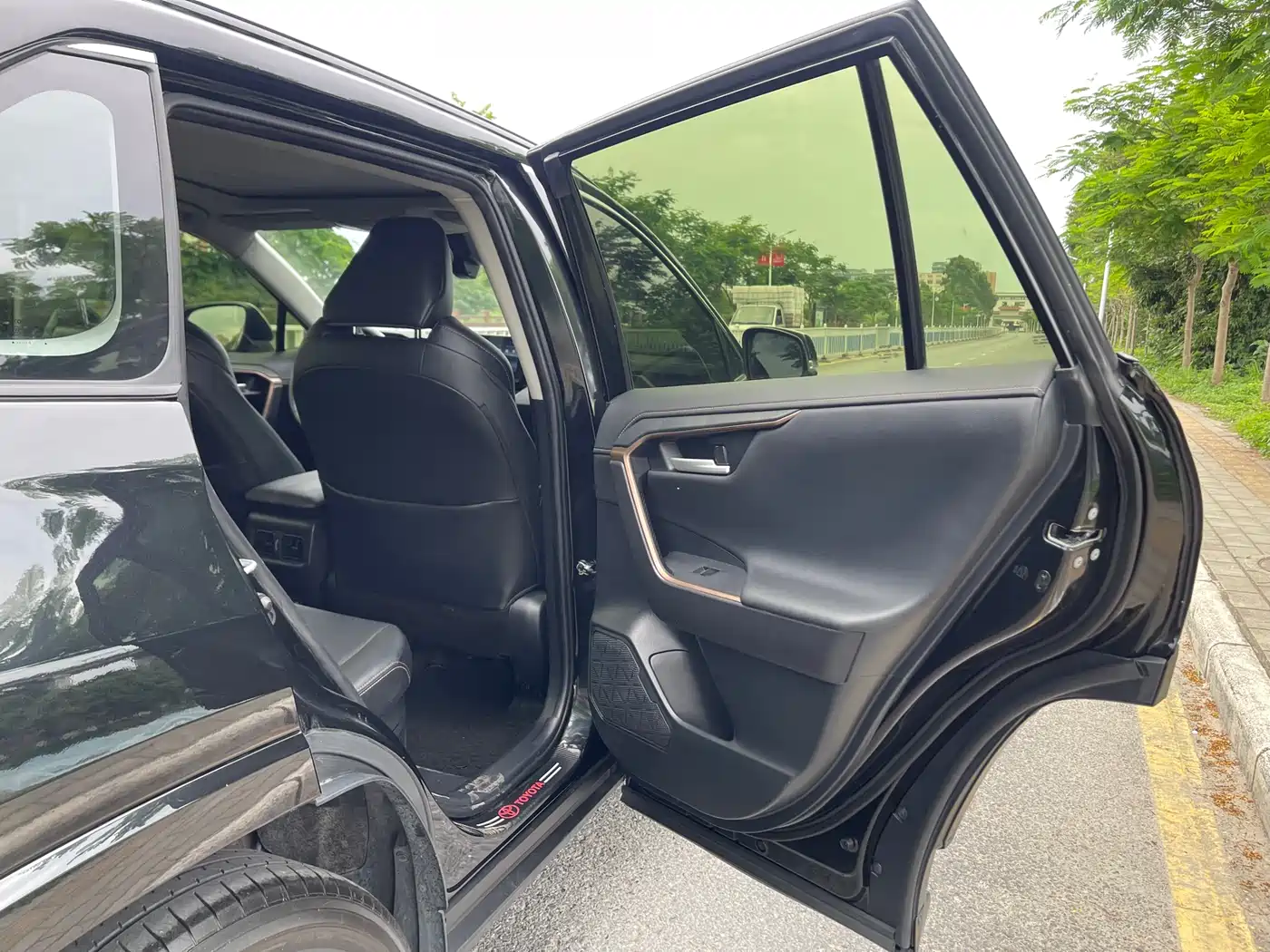Toyota Wildlander 2024 Hybrid 2.5L E-CVT FWD Luxury PLUS Edition фото 17