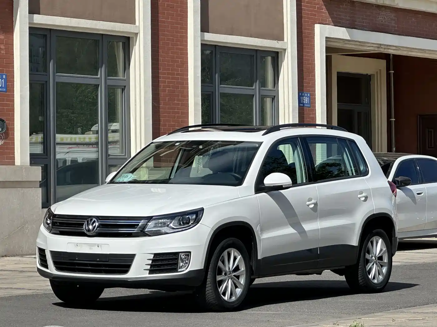 VOLKSWAGEN TIGUAN