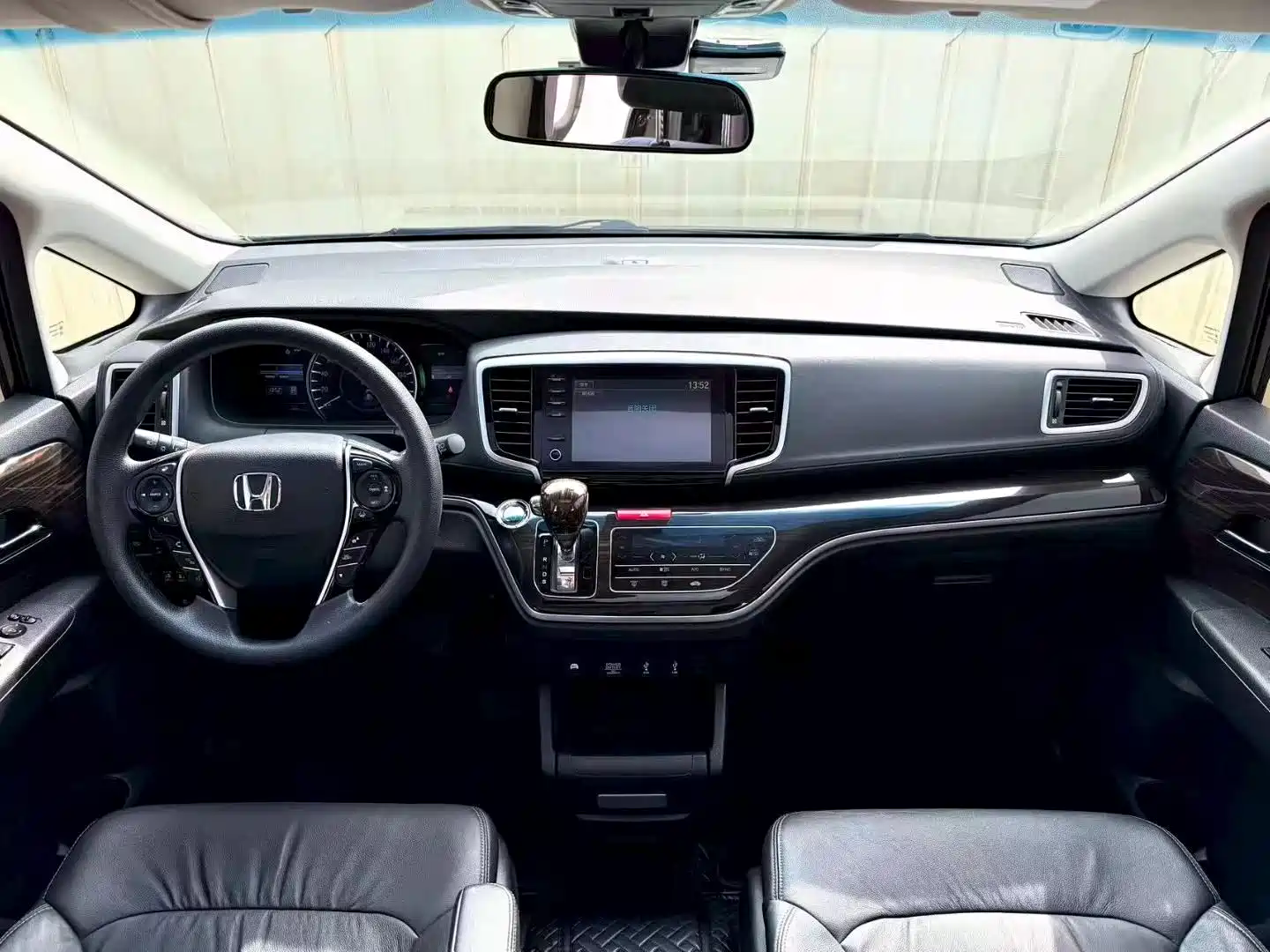 Photo 5 - Honda Odyssey