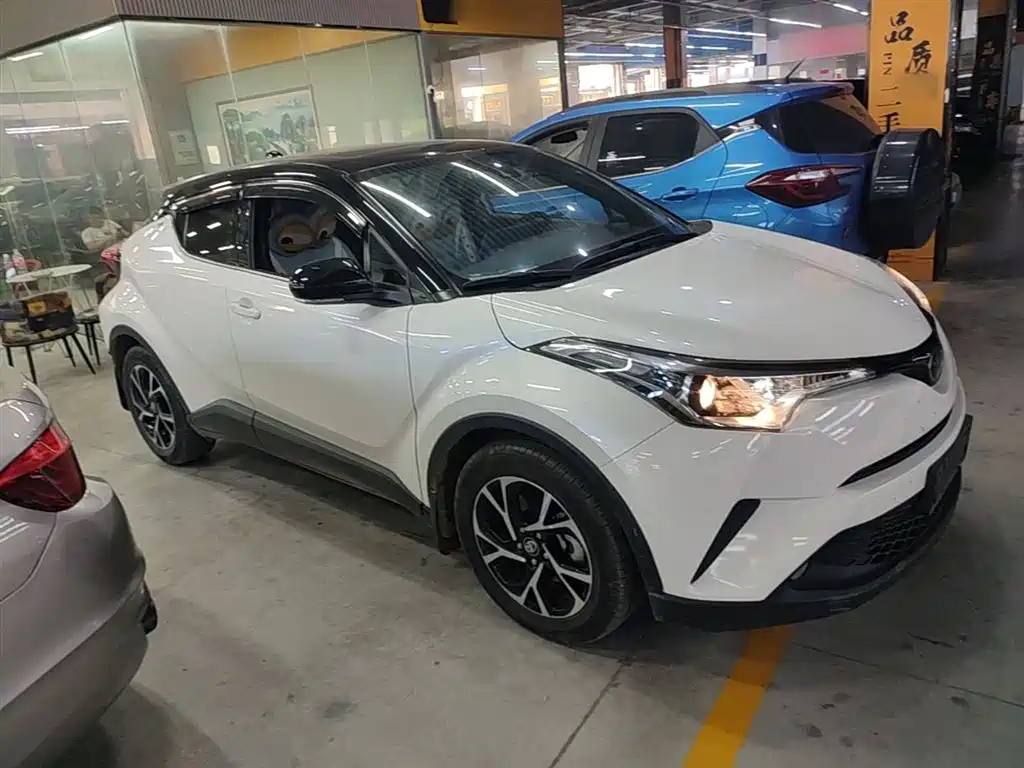 Toyota C-HR 2018 2.0L Leading Sunroof Edition V фото 4