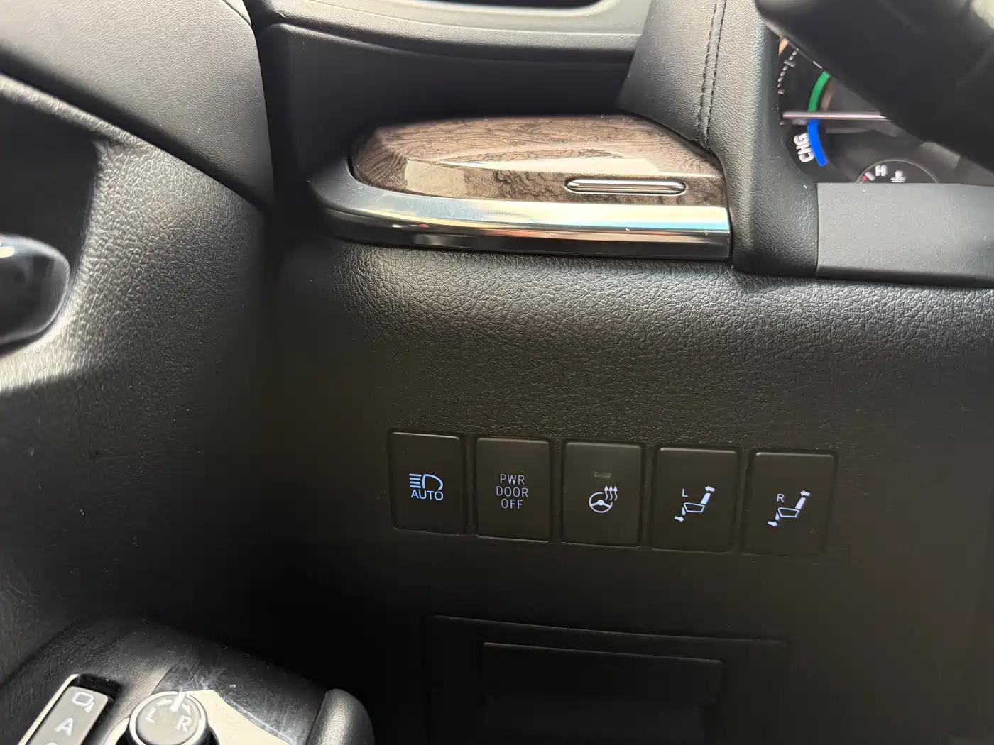 Toyota Vellfire 2021 Crown Hybrid 2.5L HV Premium Edition фото 16