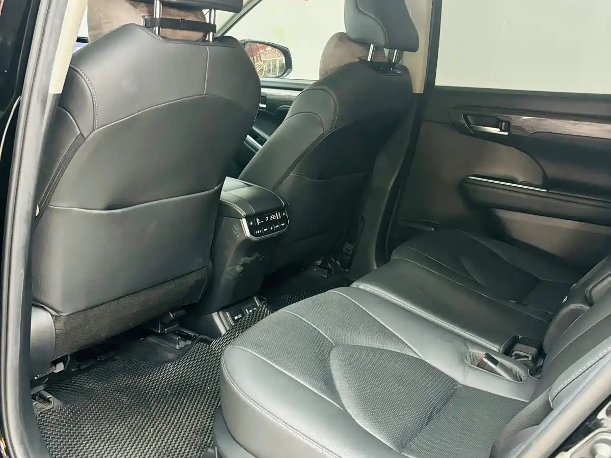 Photo 10 - Toyota Highlander