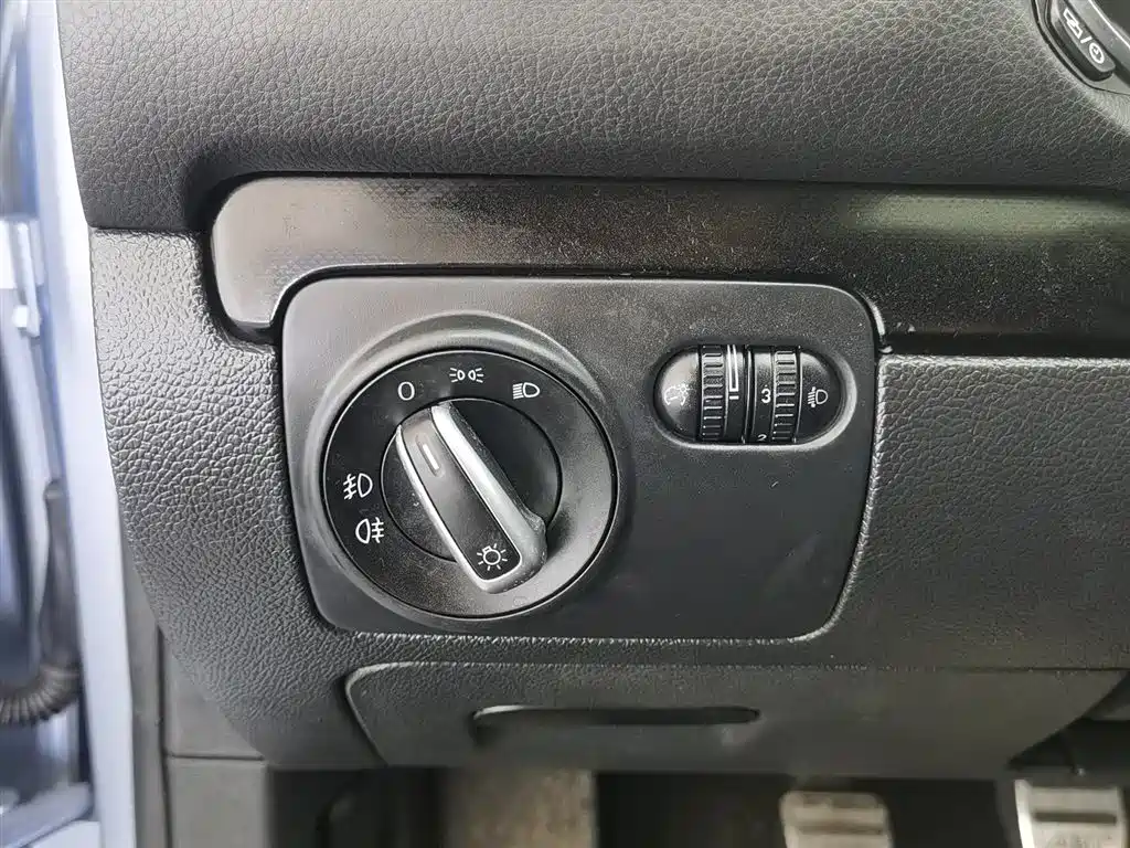 Volkswagen Golf 2012 1.6 Manual Comfort Type фото 21
