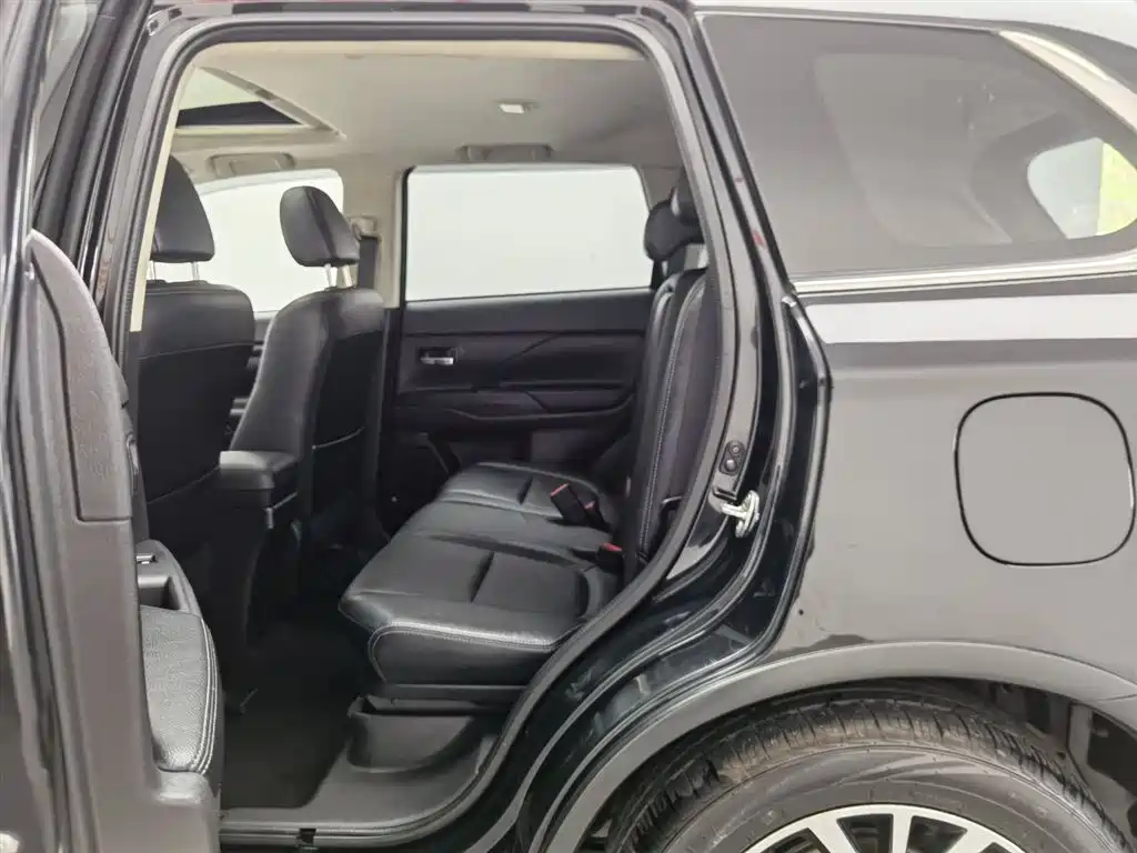 Mitsubishi Outlander (Import) 2016 2.4L 4WD Elite 5-seater фото 15