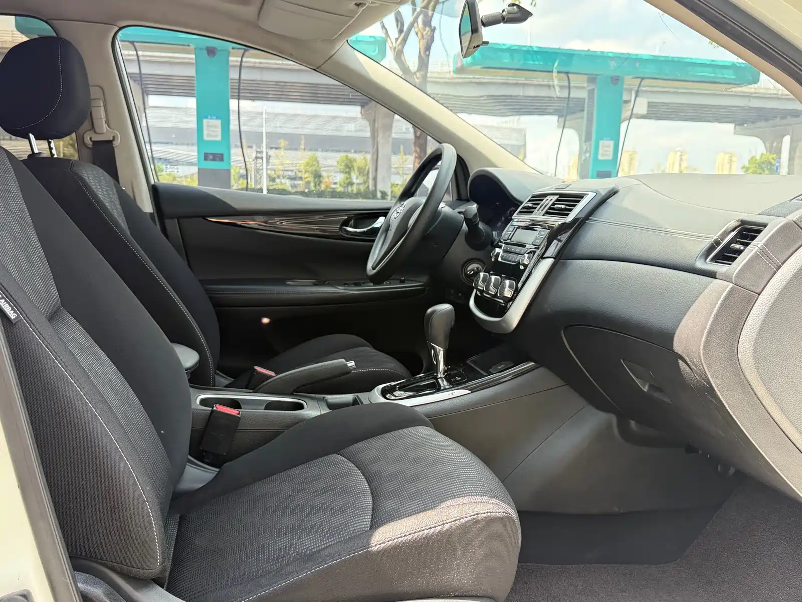 Photo 11 - Nissan Tiida