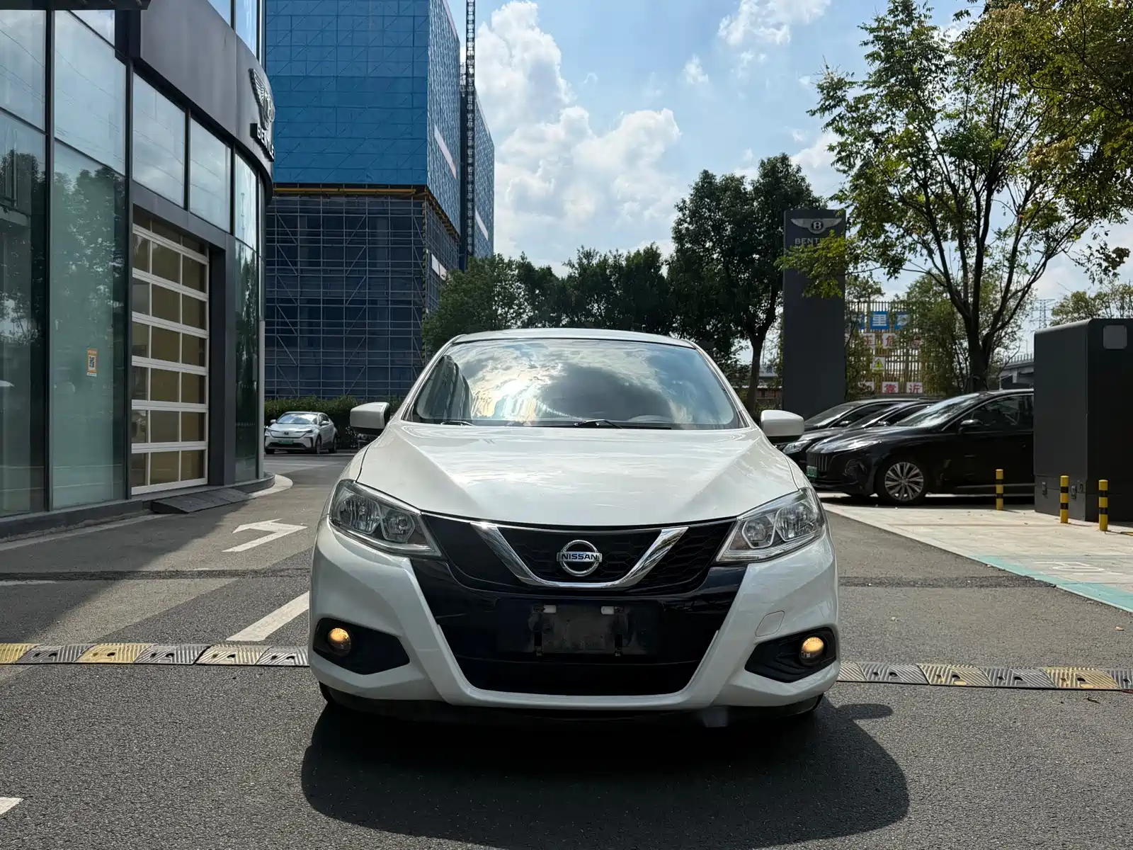 Photo 2 - Nissan Tiida
