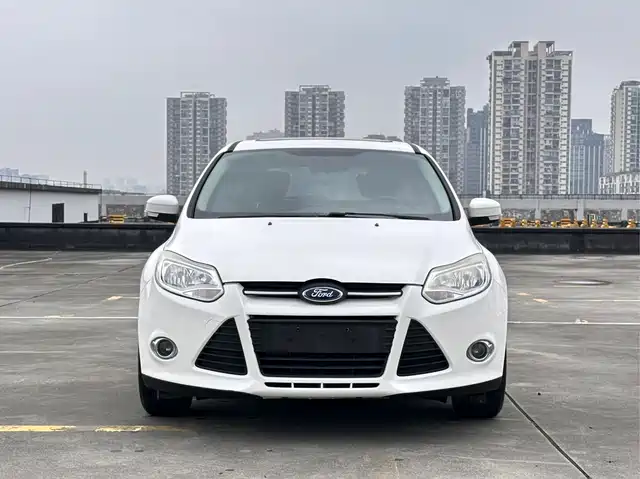 Ford Focus 2015 Hatchback 1.6L Automatic Trend — фото 3