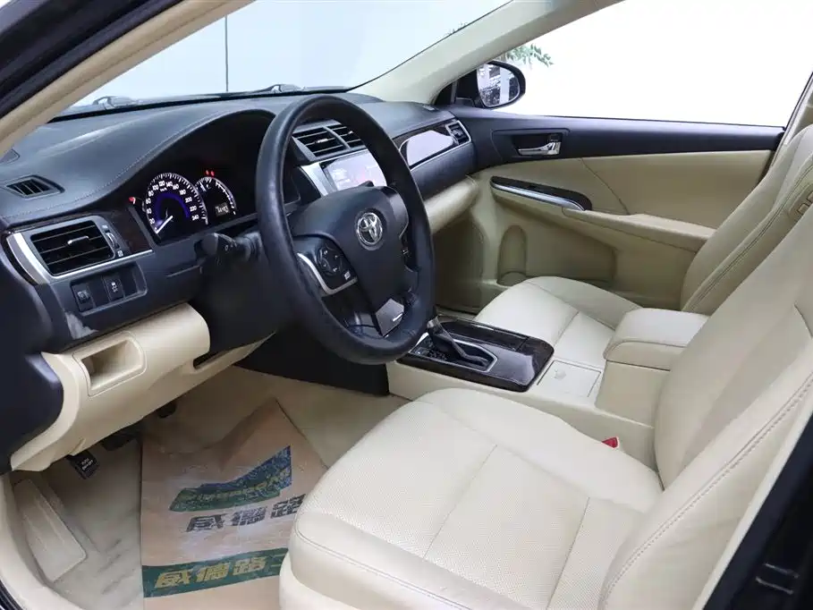 Toyota Camry 2016 2.0G 10th Anniversary Leading Edition фото 14