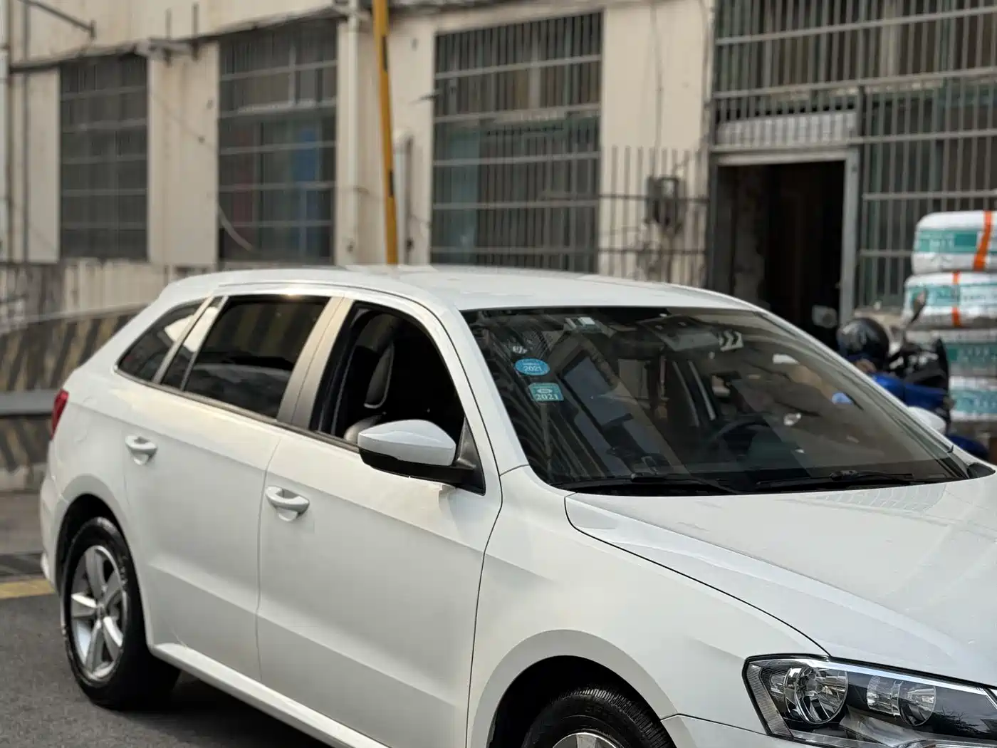 Volkswagen Lavida Tour 2013 1.6L Automatic Trend Style фото 9