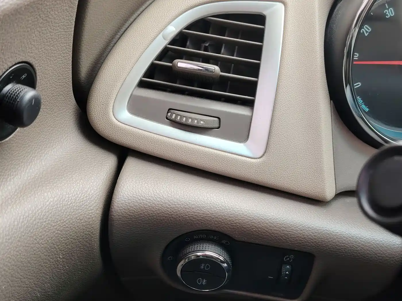 Buick Excelle 2013 GT 1.6L Automatic Fashion Edition фото 11