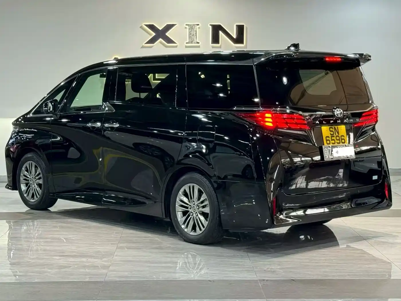 Toyota Alphard фото 3