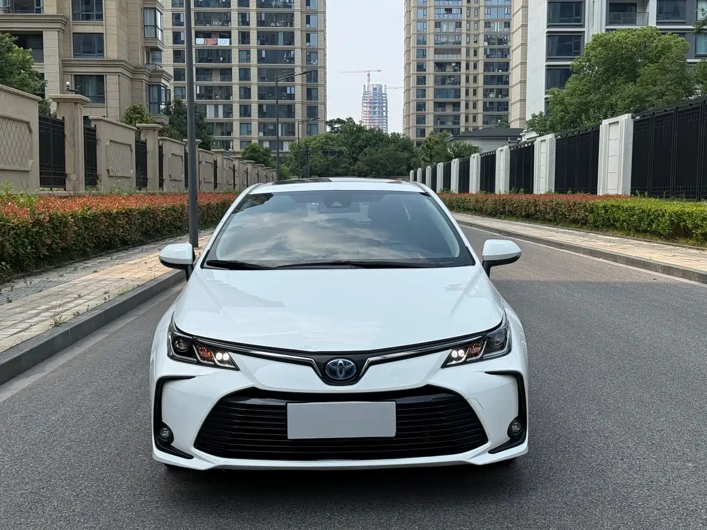 Toyota Corolla 2021 Hybrid 1.8L E-CVT Pioneer Edition фото 2
