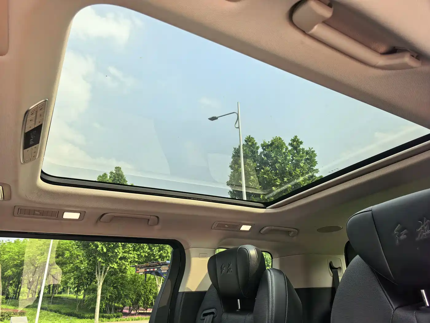 Hongqi HQ9 2023 2.0T Smart Connect Flag Enjoy Edition фото 26