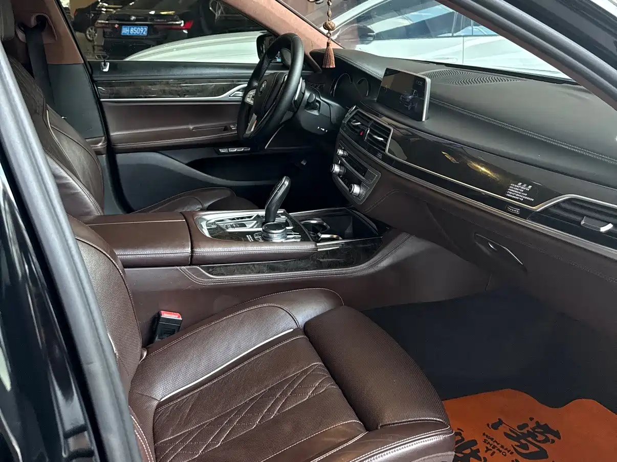 Фото 3 - BMW 7 Series
