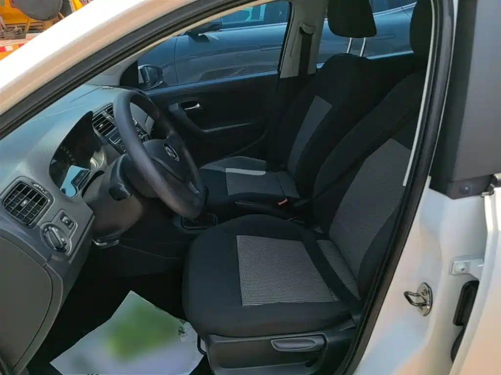 Volkswagen Polo 2014 1.4L Manual Trend Edition фото 15