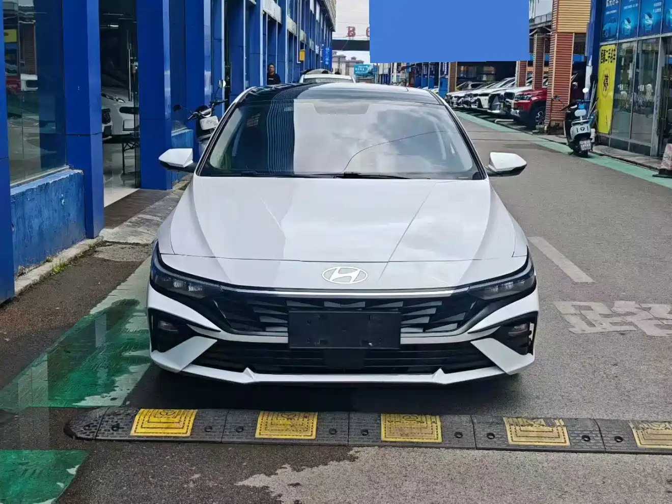 Фото 2 - Hyundai Elantra