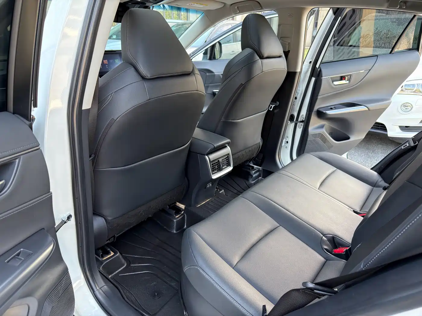 Toyota Venza 2022 Dual Engine 2.5L CVT 2WD Luxury фото 7